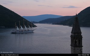 Jedrenjak u suton napušta Boku