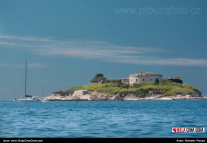 Ostrvo Lastavica sa tvrđavom Mamula