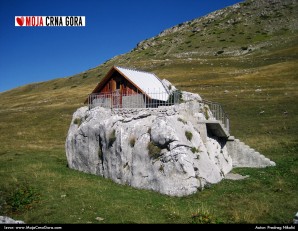 Kuća na kamenu u blizini Kapetanovog jezera