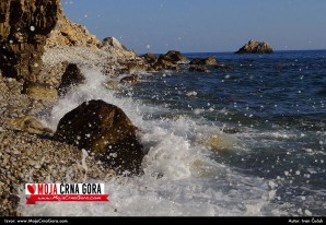 Kupanje na divljim plažama budvanskih Havaja