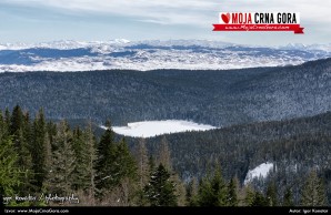 Februarska razglednica: Zaleđeno Crno jezero