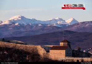 Nikšićki bedem i Vojnik (1.998mnv) u snijegu